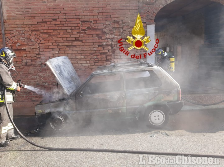 Moretta: auto in fiamme, l'intervento dei Vigili del fuoco