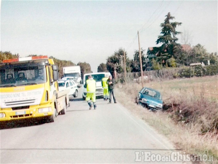 Orbassano: sbanda e finisce nel fosso, 34enne lievemente ferita