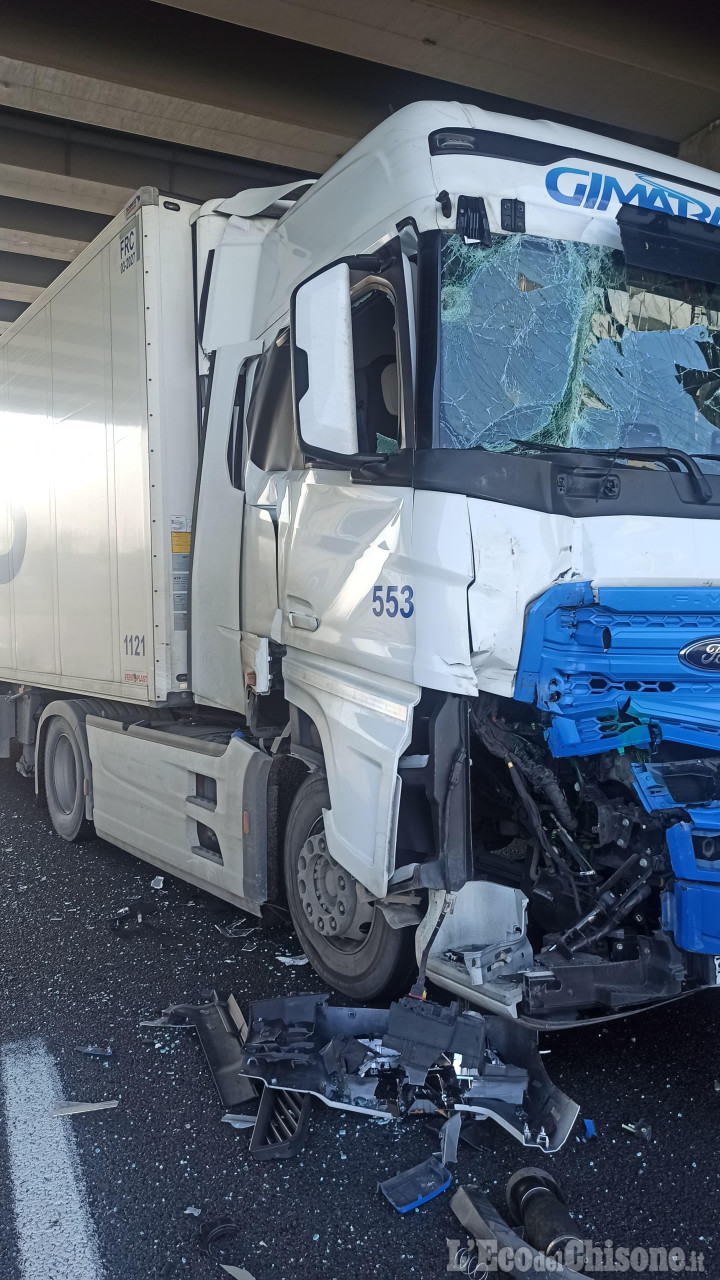 Orbassano: tre autoarticolati si urtano, incidente sulla tangenziale sud
