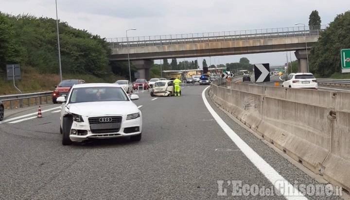 Piscina: scontro tra auto sull'autostrada Torino-Pinerolo, due donne in ospedale