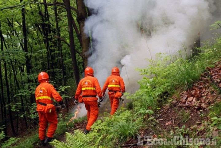 Incendio a San Germano Chisone contenuto dai volontari Aib
