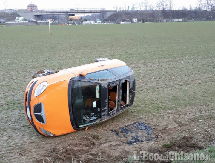 Nichelino: perde il controllo dell&#039;auto e cappotta, ferita una 46enne