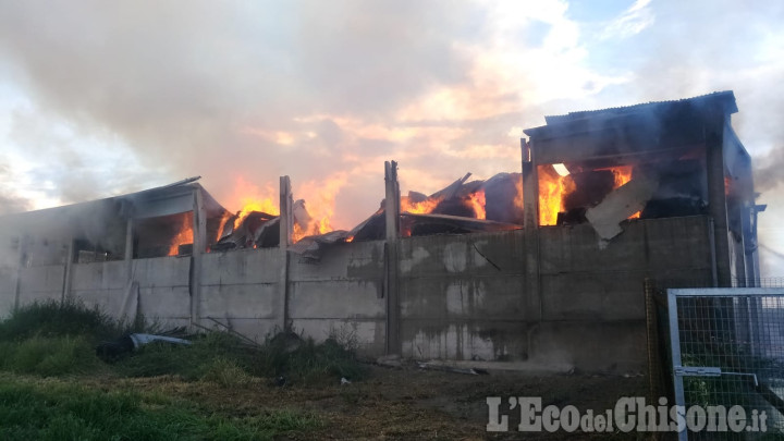 Fiamme in una cascina di Cercenasco, distrutto un capannone agricolo deposito di erba medica