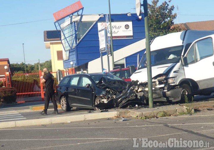 Rivalta: scontro tra auto e furgone in via Giaveno, due feriti lievi a Gerbole