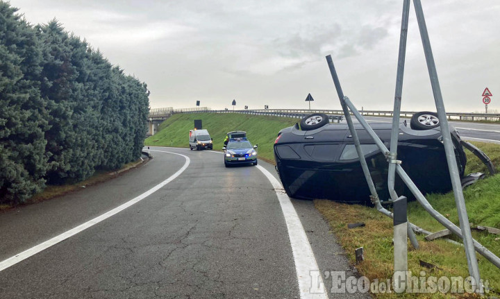 Volvera: perde il controllo dell'auto e si ribalta all'uscita dell'autostrada