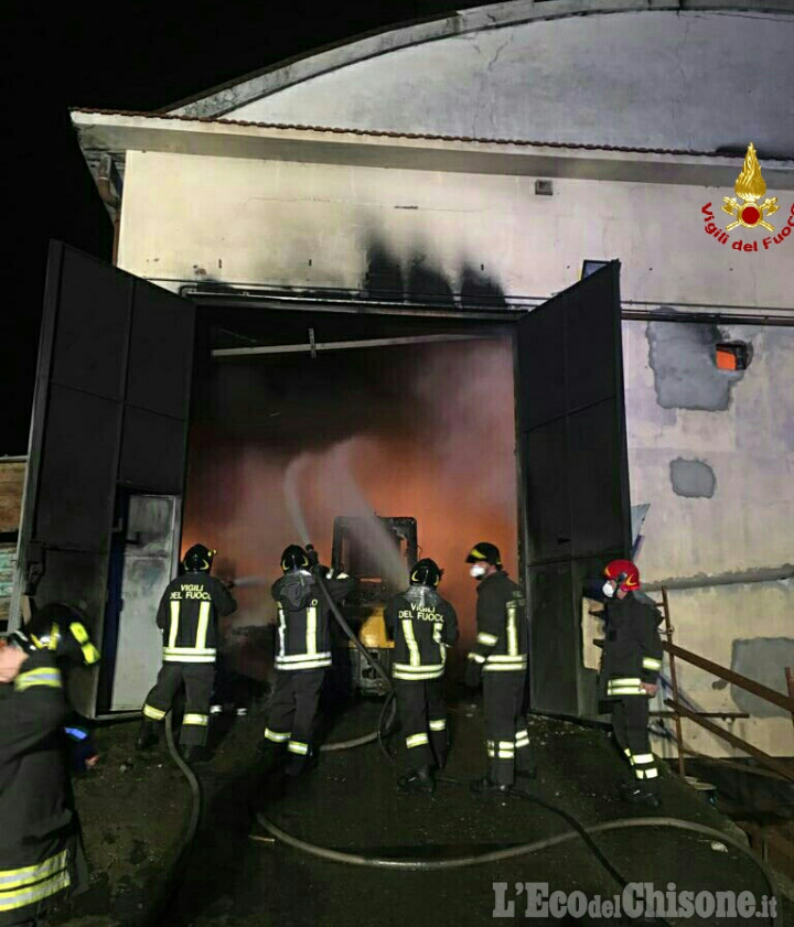Trana: maxi incendio in una ditta di via Sangano