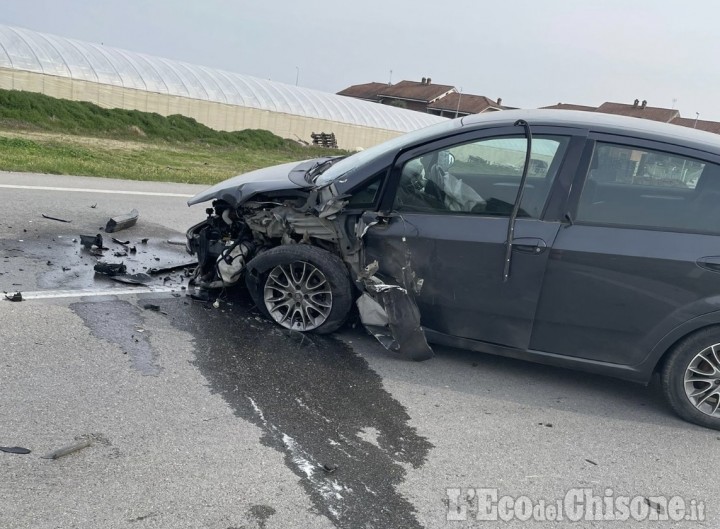 Auto contro tir a Santena, ferita una 68enne di Castagnole