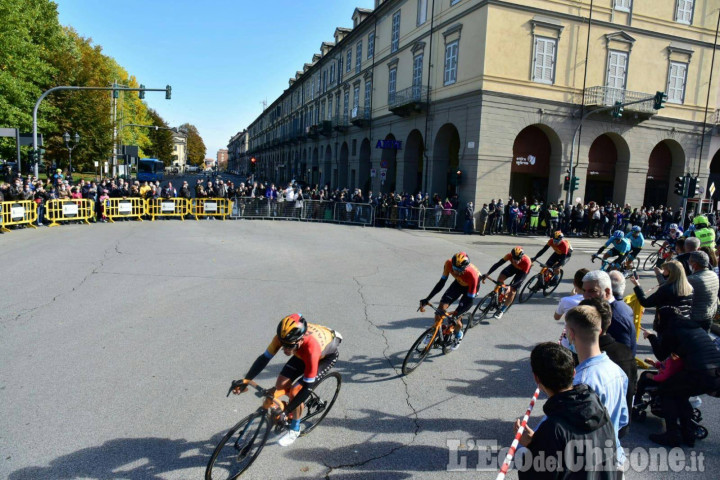 Giro d'Italia, verso Sestriere il transito a Pinerolo dei ventuno in fuga e del gruppo