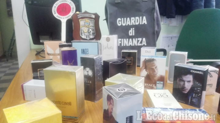 Pinerolo: i Finanzieri sequestrano al mercato profumi contraffatti di noti marchi