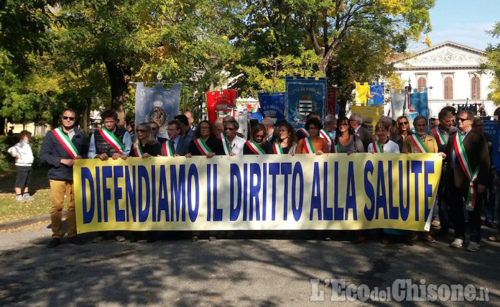 Manifestazione a Pinerolo: in migliaia con i sindaci per la sanità