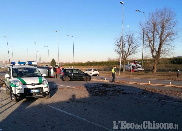 Rivalta: perde il controllo dell'auto e si ribalta alla rotonda dell'Esselunga, due donne in ospedale