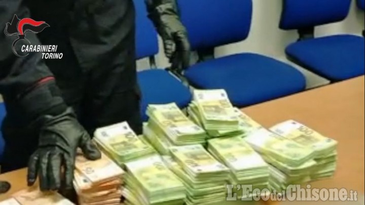 Denunciato a Bruino: in casa aveva 500mila euro di banconote false, targhe rubate e documenti fasulli