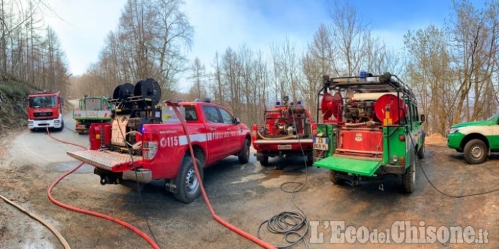 Giaveno: fiamme nei boschi di borgata Maddalene, Vigili del fuoco in azione