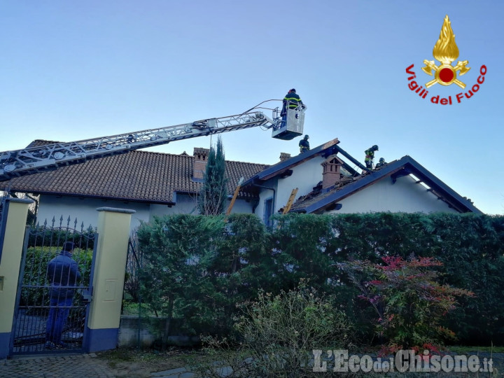 Cumiana: fiamme su una falda del tetto, Vigili del fuoco domano il rogo