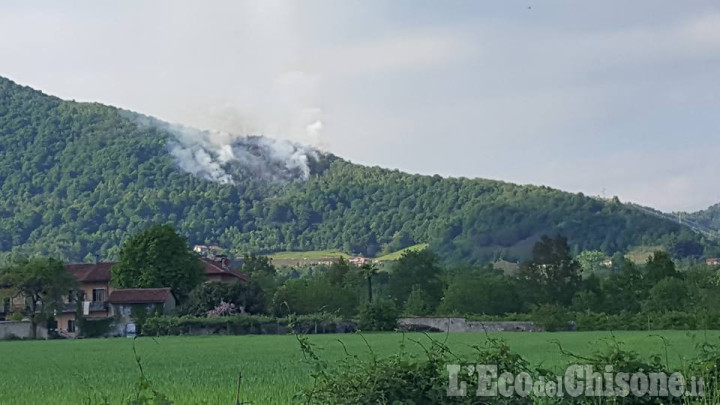 Incendio a Cumiana: in corso le operazioni di spegnimento