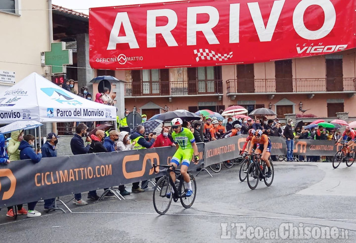 Ciclismo, l'acuto dell'allievo Perracchione apre la due giorni giovanile in Val Po