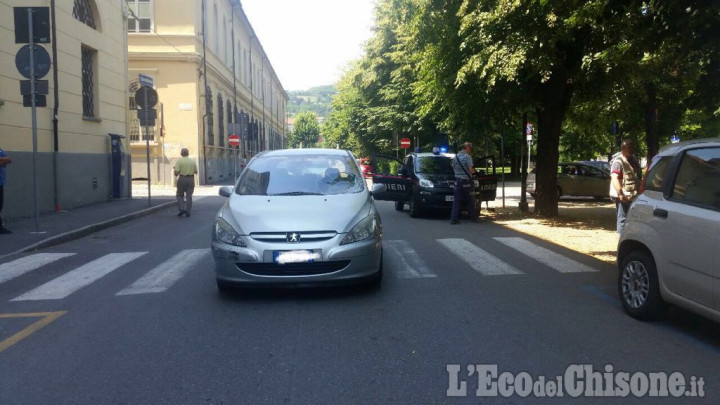 Pinerolo: incidente in via Marro, due studentesse investite da un’auto