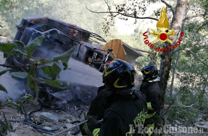 Rorà: camion da cava finisce in un dirupo e poi si incendia