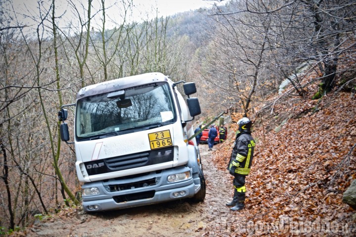 Cumiana: cede l&#039;asfalto di strada Pradera, autocisterna bloccata