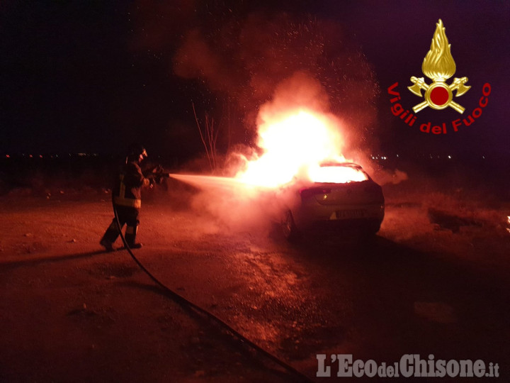 Pinerolo: auto in fiamme nel parcheggio di Eataly, illesa la conducente del veicolo