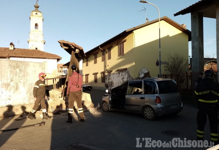 Lombriasco: un muro “abbattuto” dal vento piomba su un’auto in transito