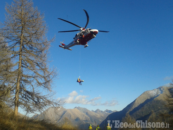 Pragelato: intrappolato per ore sotto il trattore ribaltato, si salva chiamando i soccorsi