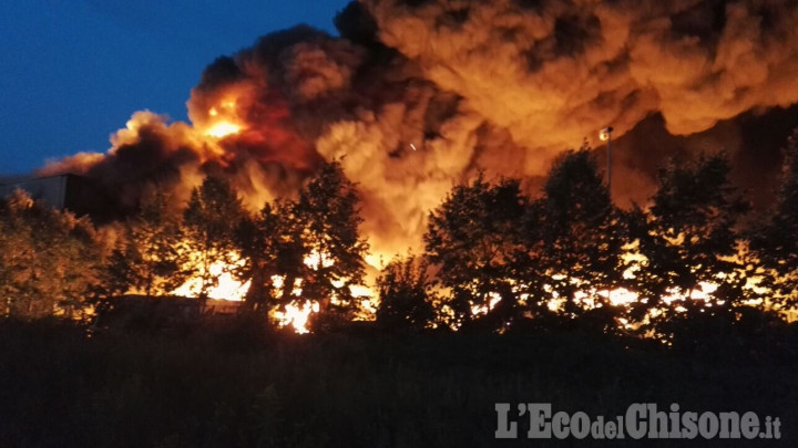 Piossasco: fiamme e fumo nero, maxi incendio alla Teknoservice