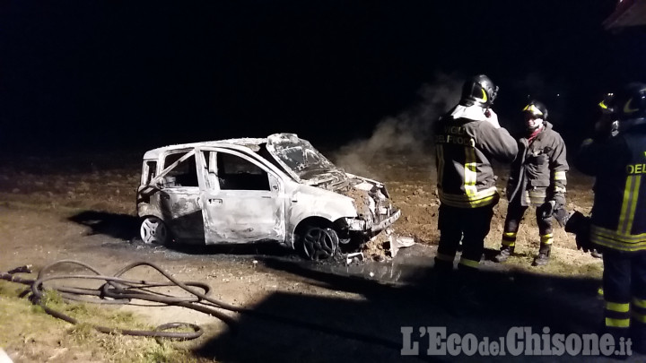 Vigone: auto in fiamme nelle campagne