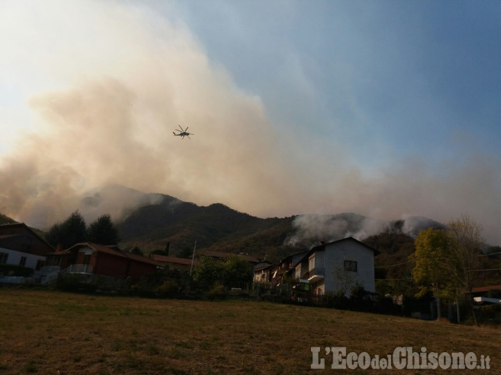 Incendio di Cumiana: sono arrivati gli elicotteri