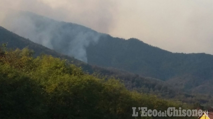 Incendio sui Tre Denti: una fitta coltre di fumo avvolge Cumiana e la Val Noce