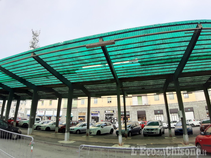 Pinerolo, danni del vento in piazza Roma