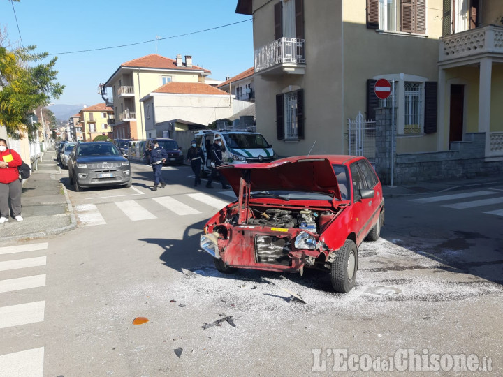 Pinerolo: scontro tra due auto all’incrocio di via Gatto, un ferito