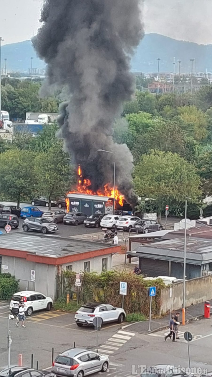 Orbassano: bus in fiamme alla fermata davanti all'ospedale san Luigi