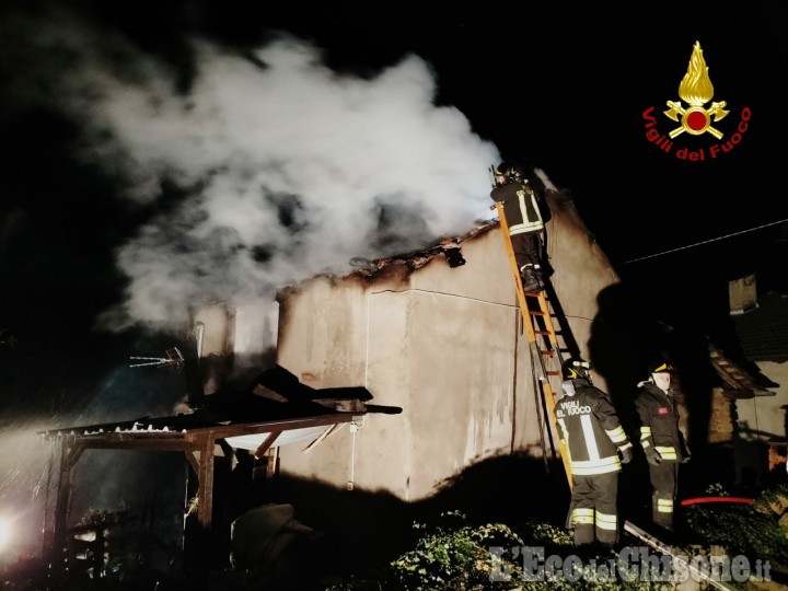 Roure: incendio nella notte, fiamme in una casa a Borgata Serre
