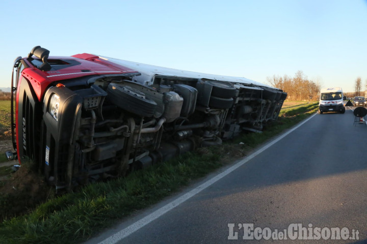 Camion si ribalta sulla Provinciale 23, tra Candiolo e None