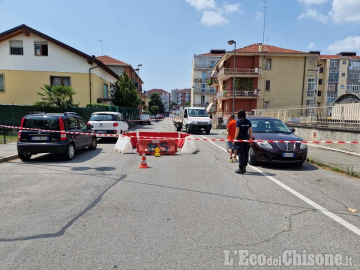 Beinasco: cede l'asfalto, chiusa via Fratelli Bandiera a Borgaretto