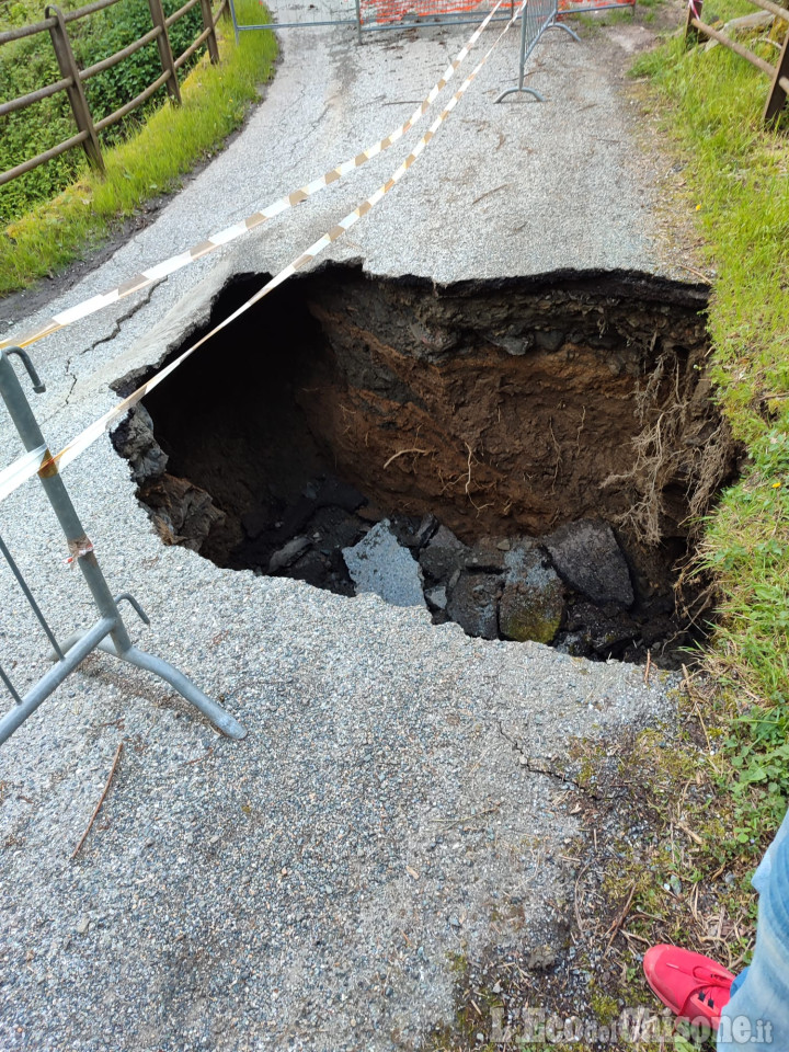 La strada collassa dopo le piogge: voragine a Villar Perosa