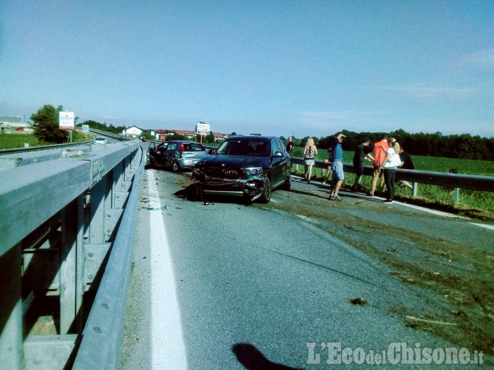 Pinerolo: scontro tra auto sulla circonvallazione, due feriti e lunghe code