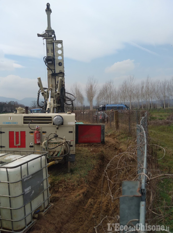 Torino-Lione: trivella al lavoro a Rivalta nell'area Smat dietro cascina Romana