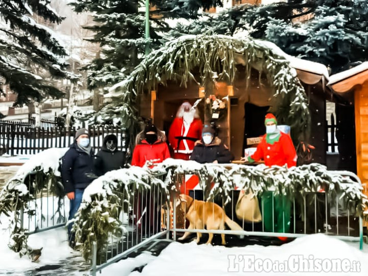 Pragelato: Babbo Natale ha ricevuto le letterine nella casetta della Pro loco