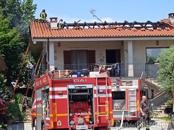 Envie: tetto in fiamme su una casa di via della Rocca, Vigili del fuoco in azione