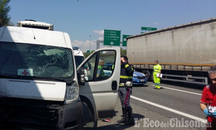 Si schianta col furgone in tangenziale tra Orbassano e Rivoli, morto 56enne