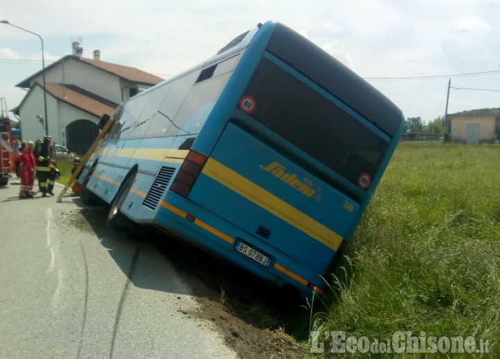 Cercenasco: bus fuori strada, studenti “liberati” dai Vigili del fuoco