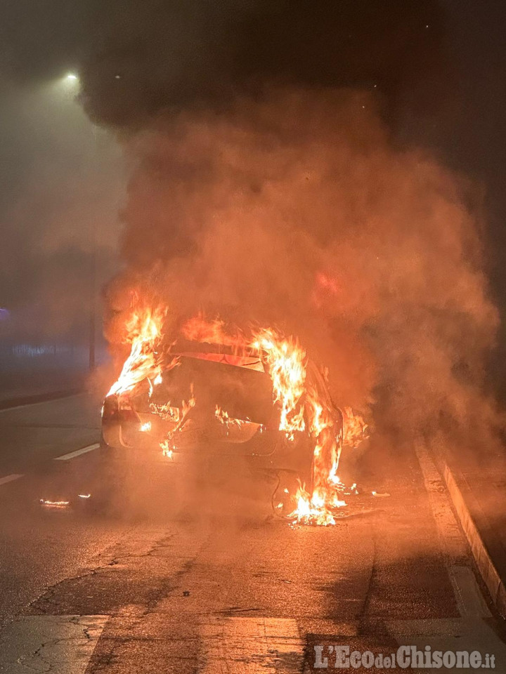 Beinasco: finisce contro la rotonda di Borgo Melano, poi l'auto prende fuoco