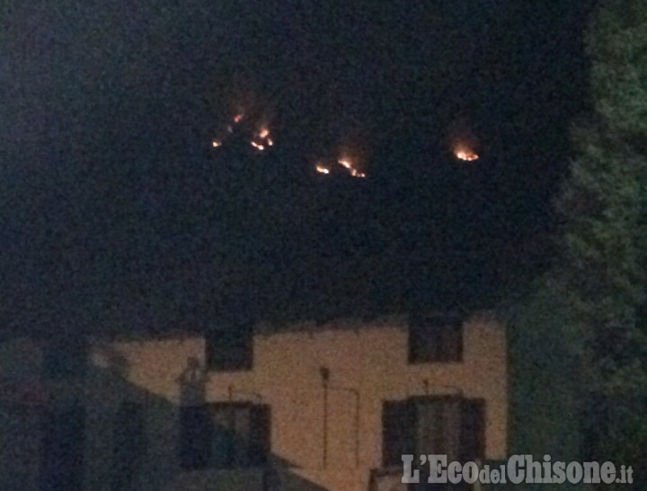 Cumiana: appiccato il fuoco sul monte Tre Denti in almeno quattro punti