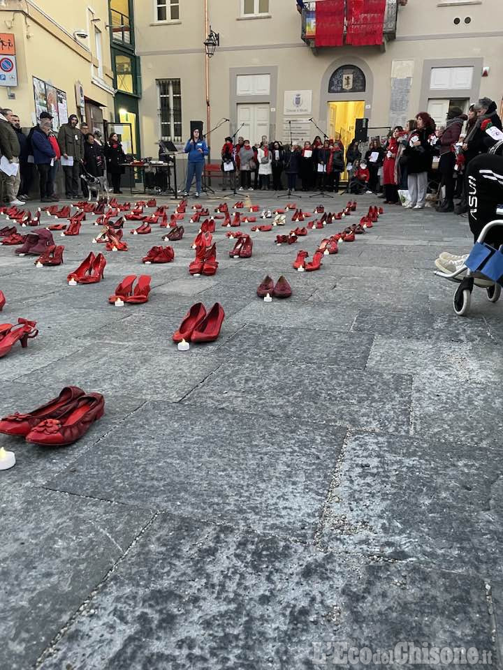 A Bruino scarpette rosse in piazza per dire "no" alla violenza sulle donne