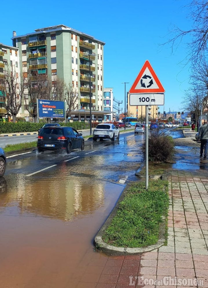 Beinasco: si rompe un tubo dell'acqua, disagi in strada Torino a Fornaci