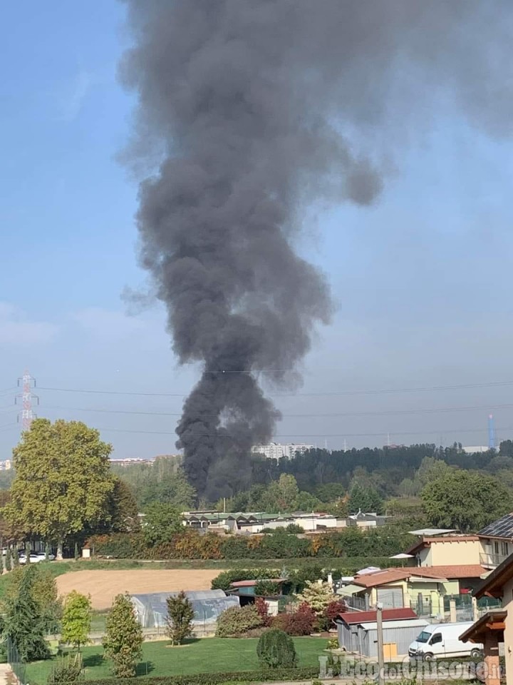 Beinasco: camper e furgone in fiamme sulla Circonvallazione di Borgaretto