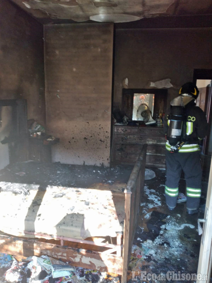 Cavour: incendio nella camera da letto, pensionato salvato dai Vigili del fuoco e trasportato d'urgenza in ospedale