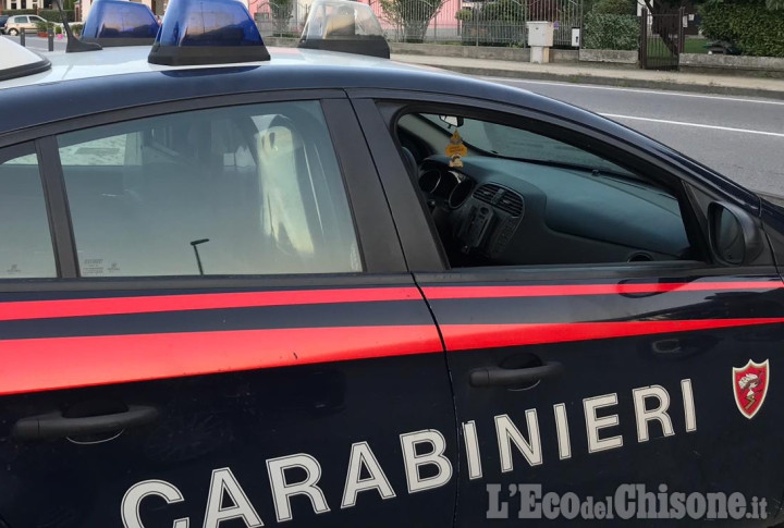 Volvera: insegue la compagna calandosi dal balcone e la minaccia, arrestato cubano